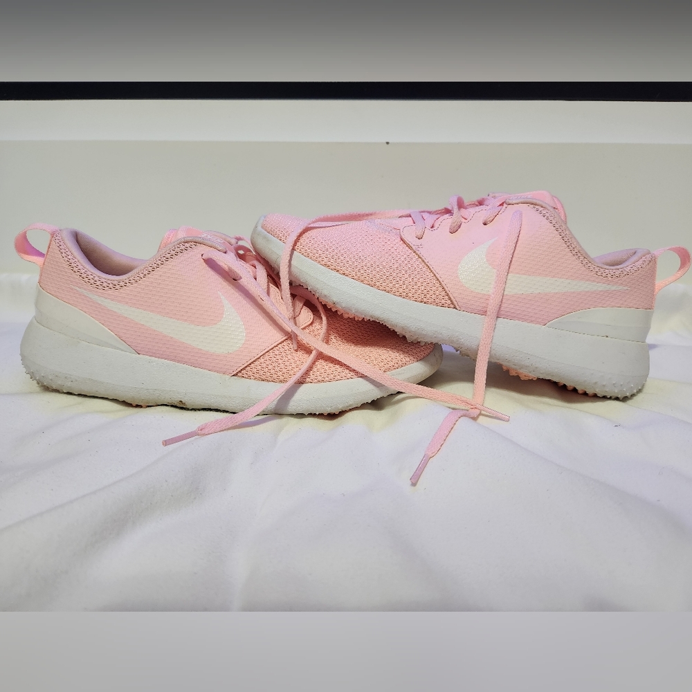 Pink Nike golf shoes